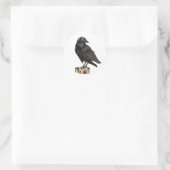 Raaf op een boomstronk ronde sticker (Tas)