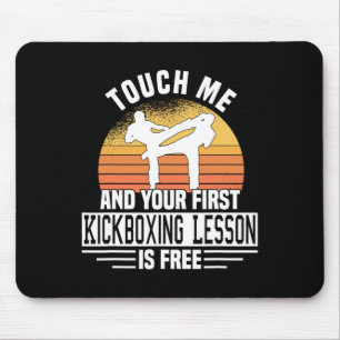 Raak me aan en je eerste kickbokles is gratis muismat