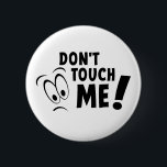 Raak me niet aan, ga me niet aan, van me af ronde button 5,7 cm<br><div class="desc">Raak me niet aan,  steek me niet aan,  van me af. Op gewenste instellingen</div>