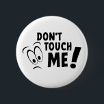 Raak me niet aan, ga me niet aan, van me af ronde button 5,7 cm<br><div class="desc">Raak me niet aan,  steek me niet aan,  van me af. Op gewenste instellingen</div>
