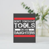 Raak mijn gereedschap of mijn dochters niet aan briefkaart (Staand voorkant)