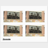 Raam in bakstenen huis met gebroken glas rechthoekige sticker (Vel)