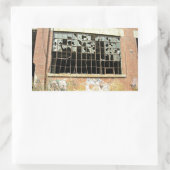 Raam in bakstenen huis met gebroken glas rechthoekige sticker (Tas)