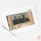 Raam in bakstenen huis met gebroken glas rechthoekige sticker (Envelop)