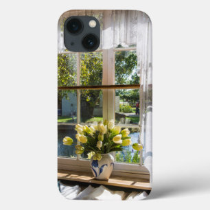 Raam met loopgordijn en tulpen iPhone 13 hoesje