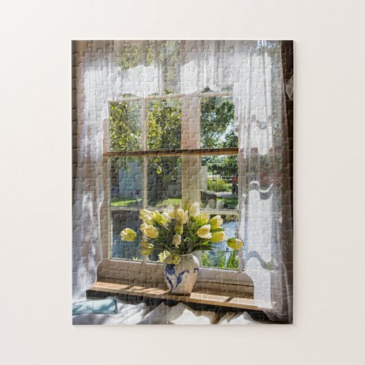 Raam met loopgordijn en tulpen legpuzzel (Verticaal)