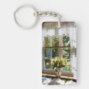 Raam met vitrage en tulpen sleutelhanger