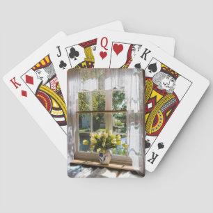 Raam met vitrage gordijn en tulpen pokerkaarten