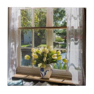 Raam met vitrage gordijn en tulpen tegeltje