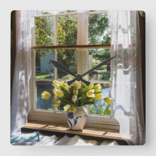 Raam met vitrage gordijn en tulpen vierkante klok