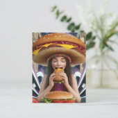 Raar Surreal Meisje met een Cheeseburger Pet Scifi Briefkaart (Staand voorkant)