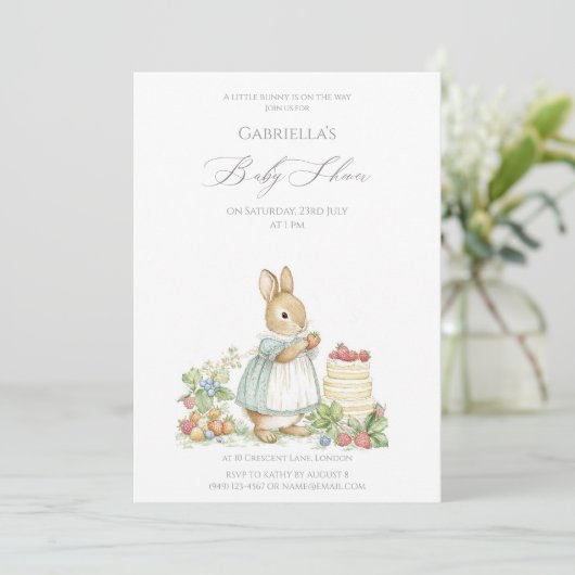 Rabbit Mom en aardbeien Baby shower Kaart (Staand voorkant)