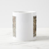 Raccon Nestled Inside a Tree Hollow Grote Koffiekop (Voorkant)