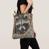 Raccon Nestled Inside a Tree Hollow Tote Bag (Dichtbij)