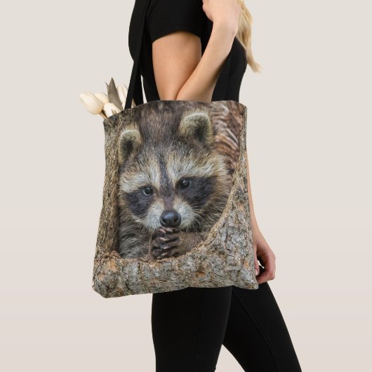 Raccon Nestled Inside a Tree Hollow Tote Bag (Dichtbij)