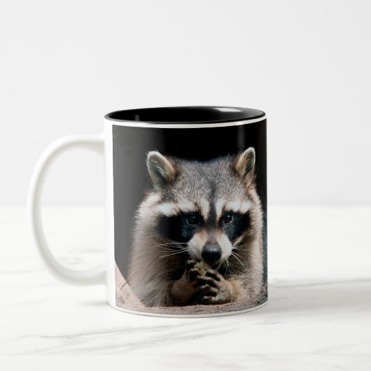 Raccoon 004 tweekleurige koffiemok (Links)