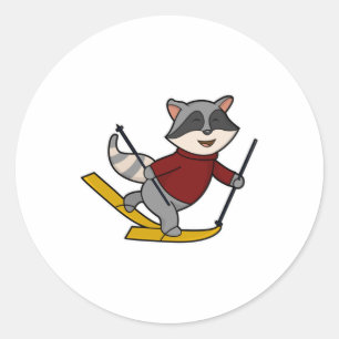 Raccoon als Skier met Skis- en skipolen Ronde Sticker
