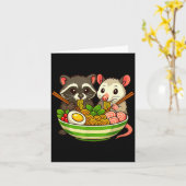 Raccoon And Ossum Eating Ramen Noodles  Kaart (Gele Bloem)
