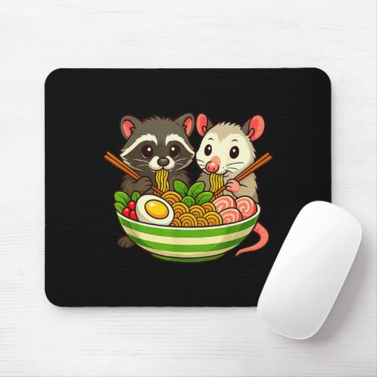 Raccoon And Ossum Eating Ramen Noodles  Muismat (Met muis)