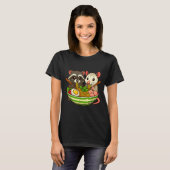 Raccoon And Ossum Eating Ramen Noodles  T-shirt (Voorkant volledig)