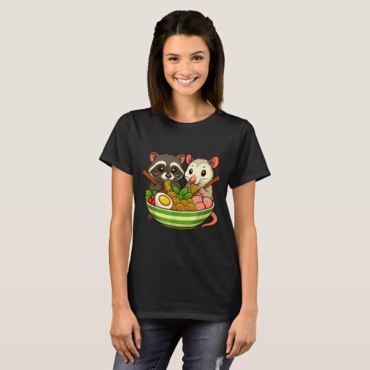Raccoon And Ossum Eating Ramen Noodles  T-shirt (Voorkant volledig)