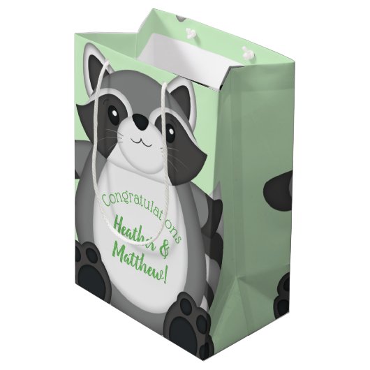 Raccoon Baby shower Green Medium Cadeauzakje (Achterkant Gekanteld)