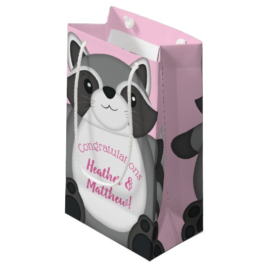 Raccoon Baby shower Roze Klein Cadeauzakje (Voorkant Gekanteld)