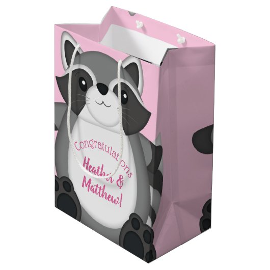 Raccoon Baby shower Roze Medium Cadeauzakje (Achterkant Gekanteld)