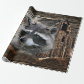 Raccoon bij de oude schuur cadeaupapier (Uitgerold)