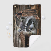 Raccoon bij de oude schuur golfhanddoek (Insitu)