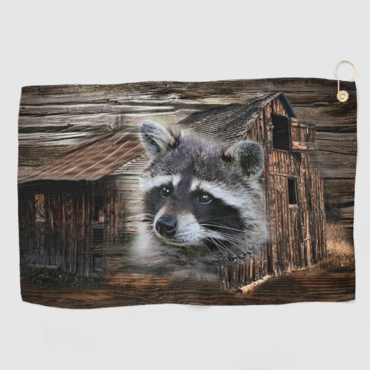 Raccoon bij de oude schuur golfhanddoek (Horizontaal)
