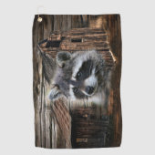 Raccoon bij de oude schuur golfhanddoek (Voorkant)