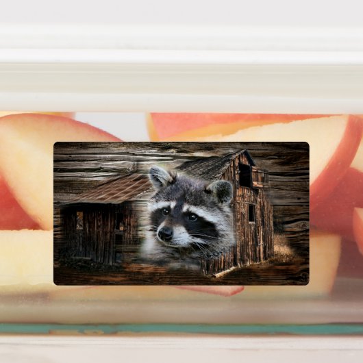Raccoon bij de oude schuur labels (Aangebracht)