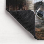 Raccoon bij de oude schuur muismat (Hoek)