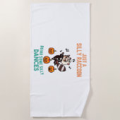 Raccoon Dancing Halloween Pumpkin Party Strandlaken (Voorkant)