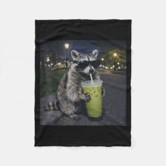 Raccoon drinking iced matcha latte funny animal fleece deken
