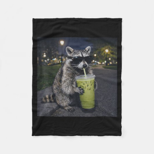 Raccoon drinking iced matcha latte funny animal fleece deken (Voorkant)