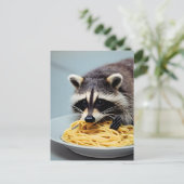 Raccoon Eating Spaghetti Briefkaart (Staand voorkant)