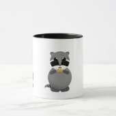 Raccoon Eten Pepperoni Pizza Mok (Midden)