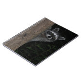 Raccoon gluren van Achter Tree Natuur Foto Notitieboek (Linkerzijde)