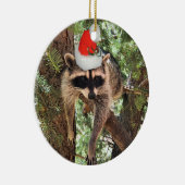 Raccoon in een boom met een kersthoed. keramisch ornament (Rechts)