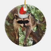 Raccoon in een boom met een kersthoed. keramisch ornament (Achterkant)