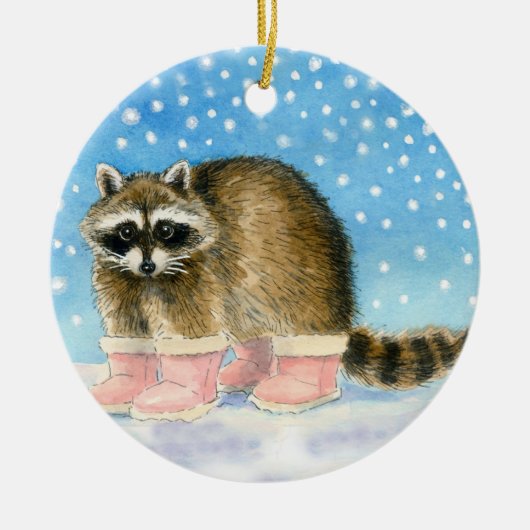 Raccoon in roze laarzen Kerstmis of winterversieri Keramisch Ornament (Voorkant)