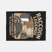 Raccoon Legends Found Ped Out In A Bathroom Trashe Fleece Deken (Voorkant (Horizontaal))