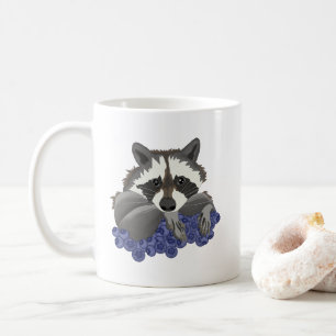 Raccoon met blauwe bessen koffiemok