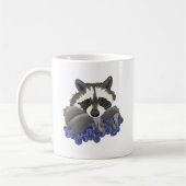 Raccoon met blauwe bessen koffiemok (Links)