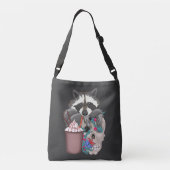 Raccoon met geur en schedel in bloemen (2) crossbody tas (Achterkant)