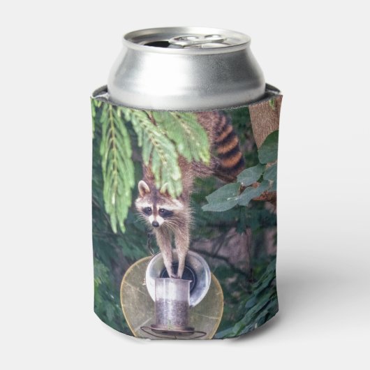 Raccoon Raiding the Bird Feeder Blikjeskoeler (Blikje Voorkant)