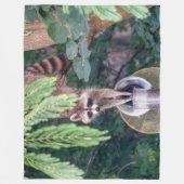 Raccoon Raiding the Bird Feeder Fleece Deken (Voorkant)
