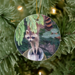 Raccoon Raiding the Bird Feeder Keramisch Ornament